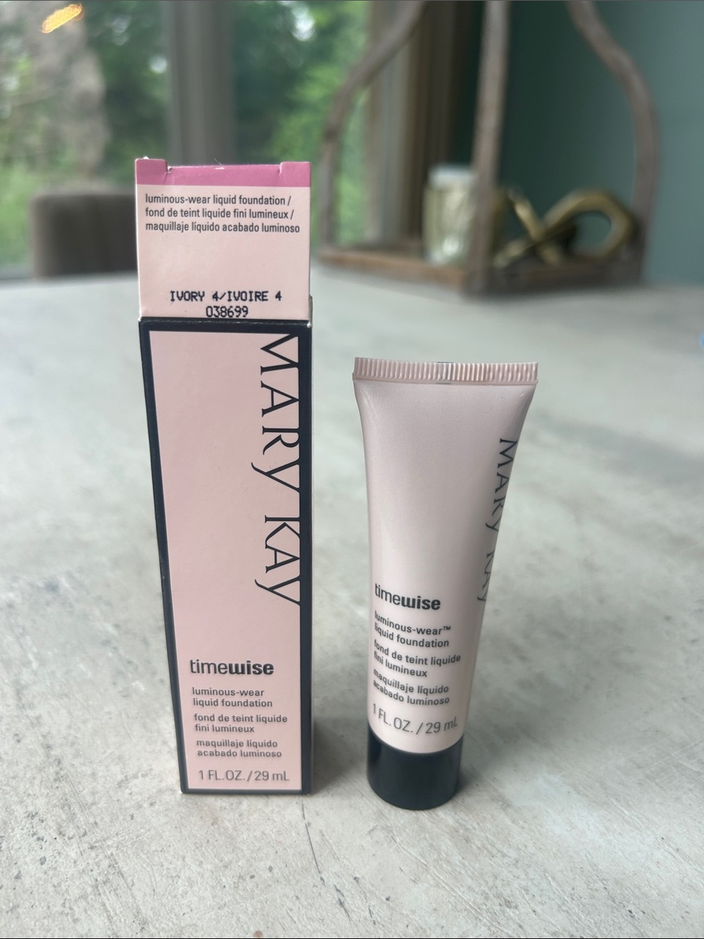 Mary Kay Timewise Luminous-Wear Liquid Foundation - Ivory 4 NIB